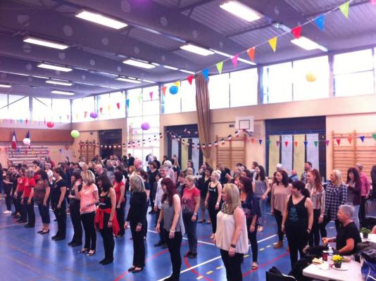 apprentissage d'une danse, la salle est pleine!